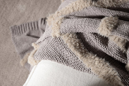 Katleen pläd 170 x 130 cm, ljusgrå fuskpäls