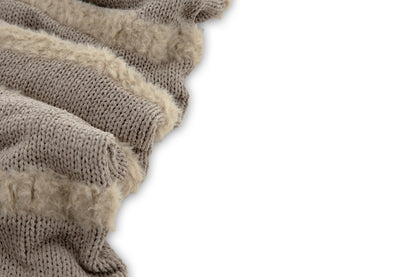 Katleen pläd 170 x 130 cm, ljusgrå fuskpäls