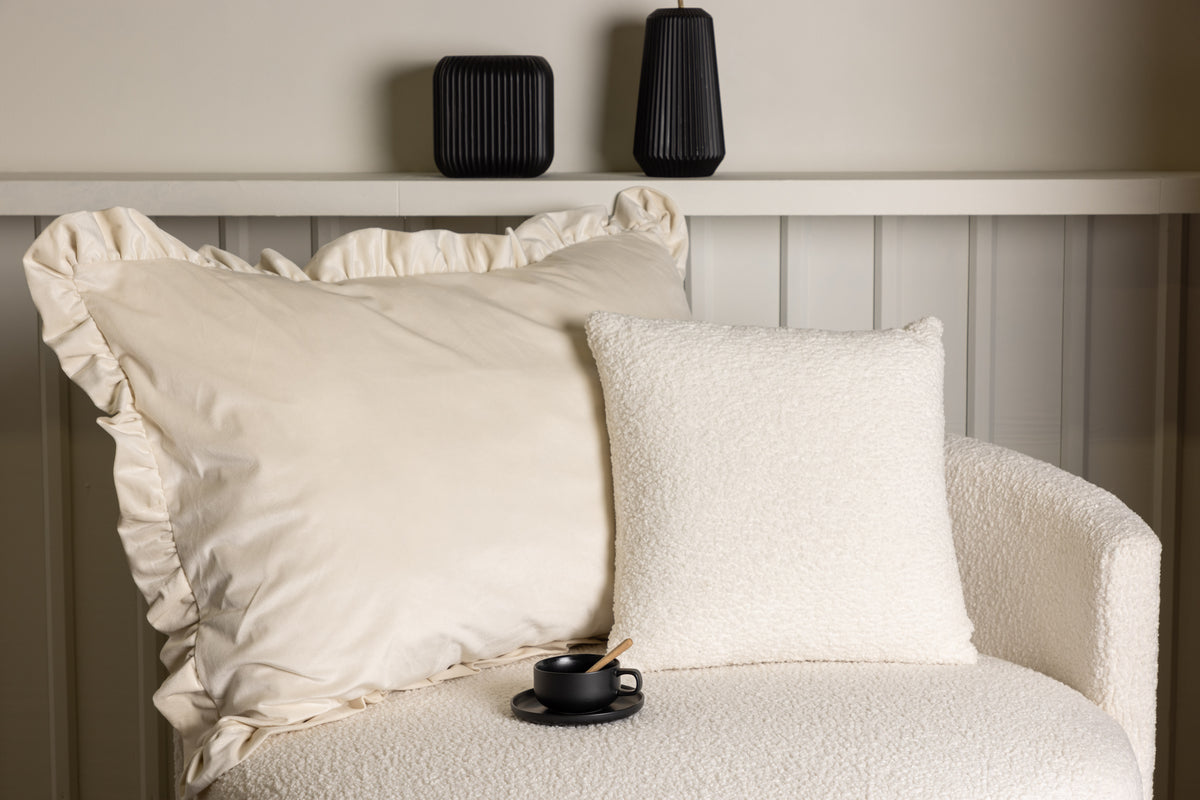 Hailey kuddfodral med volang 70 x 100 cm, vit sammet