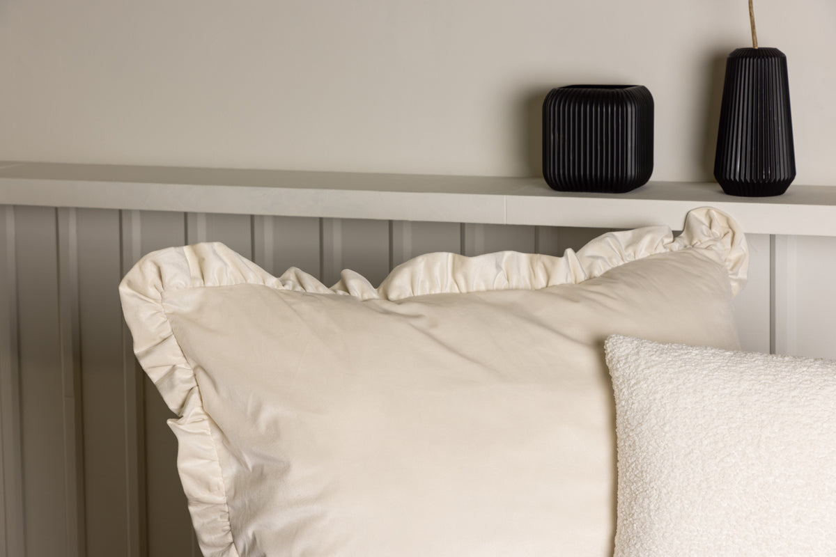 Hailey kuddfodral med volang 70 x 100 cm, vit sammet