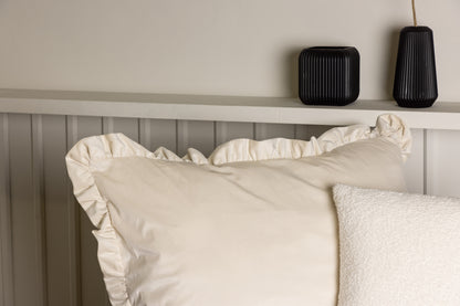 Hailey kuddfodral med volang 70 x 100 cm, vit sammet